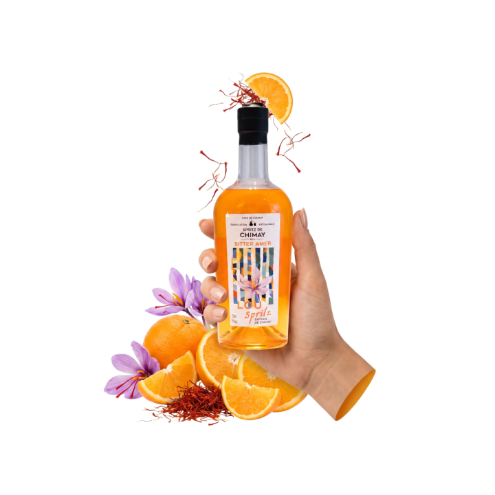 Bouteille de Lou Spritz de la Cave de Chimay, bitter amer artisanal à l'orange et au safran local, tenue en main.