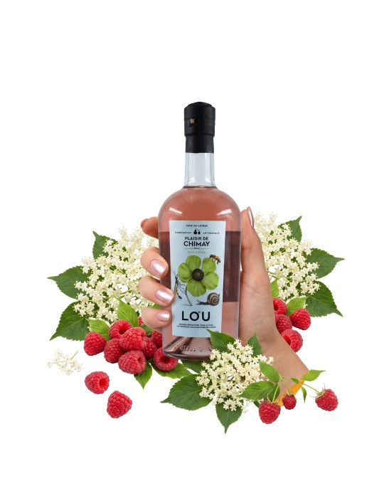 Une bouteille de plaisir de Chimay, Gin sans alcool tenue en main, agrémentée de fleurs de sureau et de framboise. Une bouteille de plaisir de Chimay, Gin sans alcool tenue en main, agrémentée de fleurs de sureau et de framboise.