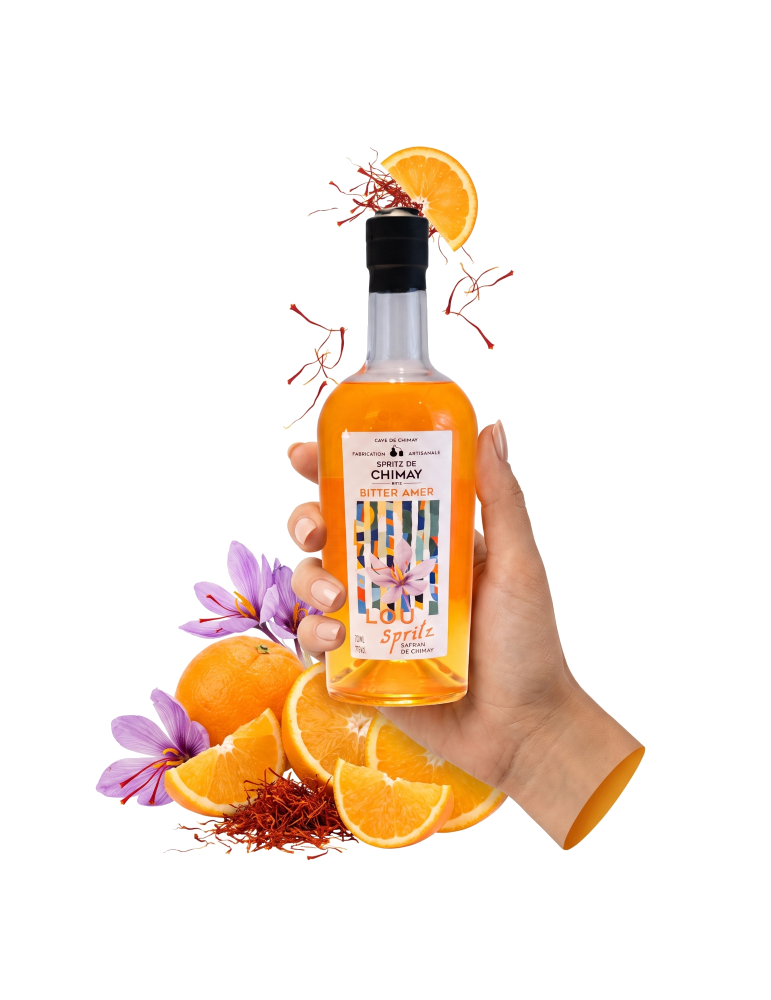 Bouteille de Lou Spritz de la Cave de Chimay, bitter amer artisanal à l'orange et au safran local, tenue en main. Bouteille de Lou Spritz de la Cave de Chimay, bitter amer artisanal à l'orange et au safran local, tenue en main.